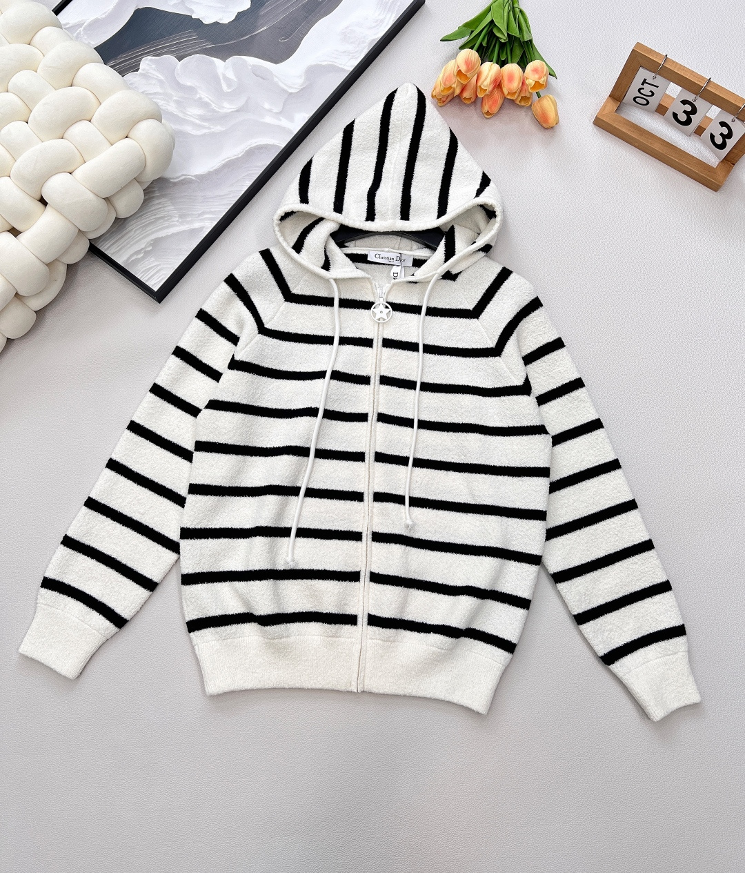 NO:458484,DIOR Striped terry wool knitted zipper hooded cardigan wool fabric soft and glutinous and super comfortable to create exquisite styles and fashionable styles. It can enhance the style and simple style for various styles this season. The upper body does not look fat. Fall in love with it at first glance. Classic zipper design, convenient and heavy on and off. It is very practical for daily inner wear or jackets! Very gentle and age-reducing. The temperament of a girl with a girl's socialite. The classic stand-up collar loose style. It can be easily controlled by a small person. The milk is huh and powdery texture, complete with three standards, and large-scale products. Size sml code, dior, jackets & coats, hats, alexander wang19860909DIOR 条纹毛圈圈毛针织拉链连帽开衫 羊毛面料 软软糯糯的超级舒服 打造精致造型款式时尚 可为本季各式造型提升格调简约的版型 上身也不显胖 一眼爱上 经典的拉链设计,穿脱也方便不厚重,日常作为内搭或者外套实用性超高! 非常温柔又减龄 自带少女的名媛气质 经典立领宽松版型 属于小个子也能轻松驾驭 奶呼呼粉糯糯的质感,三标齐全,大货出 尺码sml 编码,,dior,jackets & coats,hats,alexander wang,Women's clothing