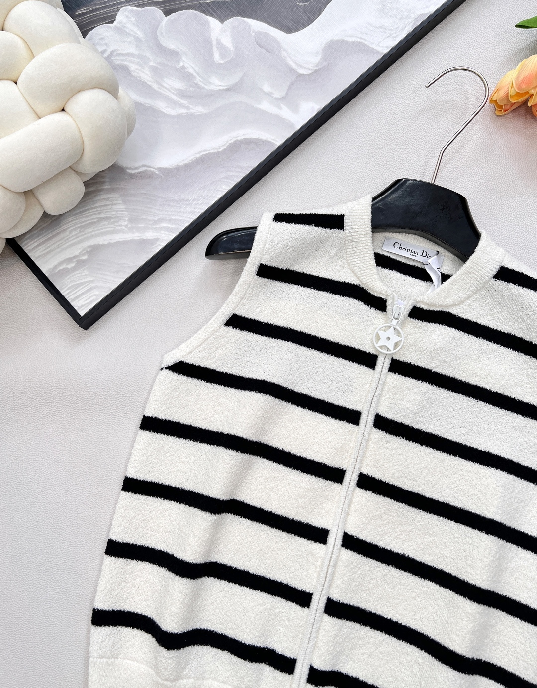 🆕DIOR早秋冬季最新力作——条纹无袖圈圈毛针织背心惊艳登场，✨ 这款背心甄选 100%羊毛面料，柔软亲