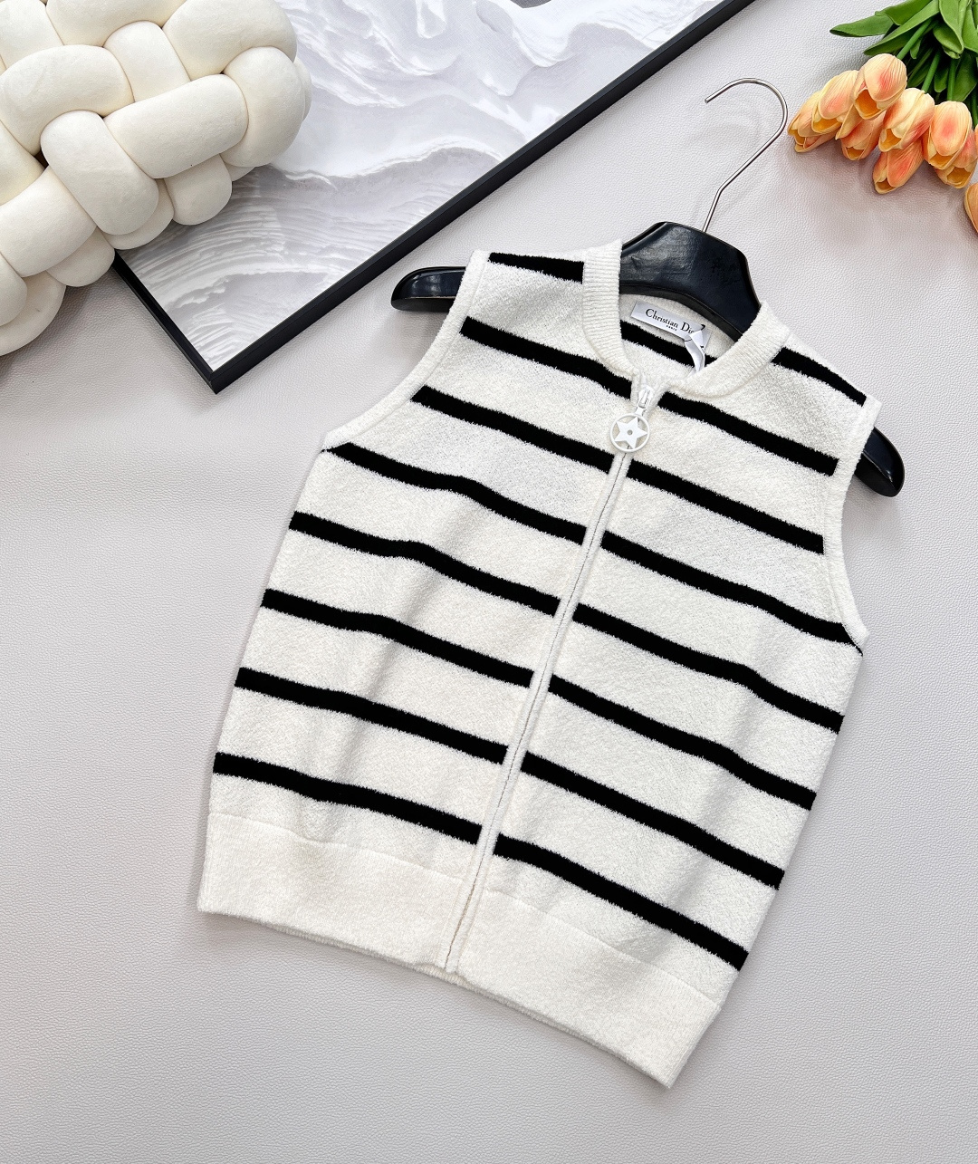 🆕DIOR早秋冬季最新力作——条纹无袖圈圈毛针织背心惊艳登场，✨ 这款背心甄选 100%羊毛面料，柔软亲