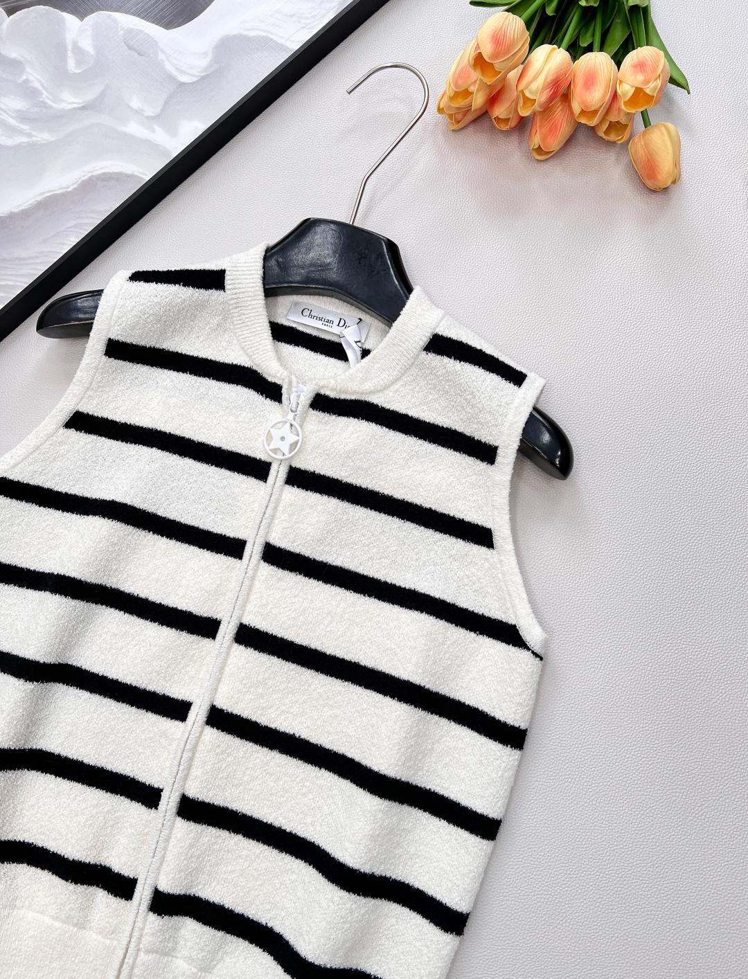 🆕DIOR早秋冬季最新力作——条纹无袖圈圈毛针织背心惊艳登场，✨ 这款背心甄选 100%羊毛面料，柔软亲