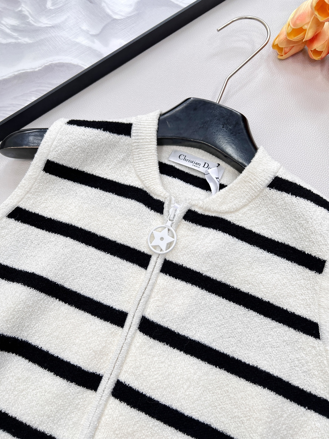 🆕DIOR早秋冬季最新力作——条纹无袖圈圈毛针织背心惊艳登场，✨ 这款背心甄选 100%羊毛面料，柔软亲