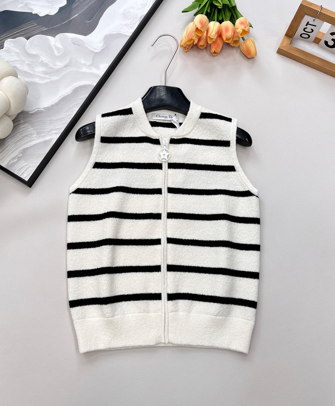 NO:458493,DIOR's latest masterpiece in early autumn and winter - a striped sleeveless circle wool knitted vest is a stunning appearance. This vest is selected with wool fabric, soft and skin-friendly, and warmth is first-class, allowing you to be warm and stylish in autumn and winter. The classic striped elements are presented in contrasting black and white colors, simple and atmospheric, and easily adapt to various styles of wear. The CHRISTIAN DIOR logo letter design is undoubtedly the finishing touch, inadvertently showing luxurious texture and brand style. Paired with the same five-pointed star zipper cardigan, the unique zipper design not only increases the fun of the outfit, but also a symbol of high-end and refined feeling. Whether it is to wear a single dress to show a neat temperament or to create a layering sense of shirts, you can stand out from the crowd and become the focus of fashion. Don't miss it~ The three standards are complete, and large-scale products are available  Size sml,dior,shirts,alexander wang19860909DIOR早秋冬季最新力作——条纹无袖圈圈毛针织背心惊艳登场, 这款背心甄选 羊毛面料,柔软亲肤,保暖性能更是一流,让你在秋冬时节也能温暖又有型.经典的条纹元素,以黑白撞色呈现,简约中透着大气,轻松适配各种穿搭风格. 后背醒目的 CHRISTIAN DIOR logo 字母设计,无疑是点睛之笔,不经意间彰显奢华质感与品牌格调.搭配同系列五角星拉链式开衫 ,独特的拉链设计不仅增加了穿搭的趣味性,更是高级精致感的象征.无论是单穿展现利落气质,还是内搭衬衫打造层次感,都能让你在人群中脱颖而出,成为时尚焦点.千万不要错过~三标齐全,大货出 尺码sml,,dior,shirts,alexander wang,Women's clothing