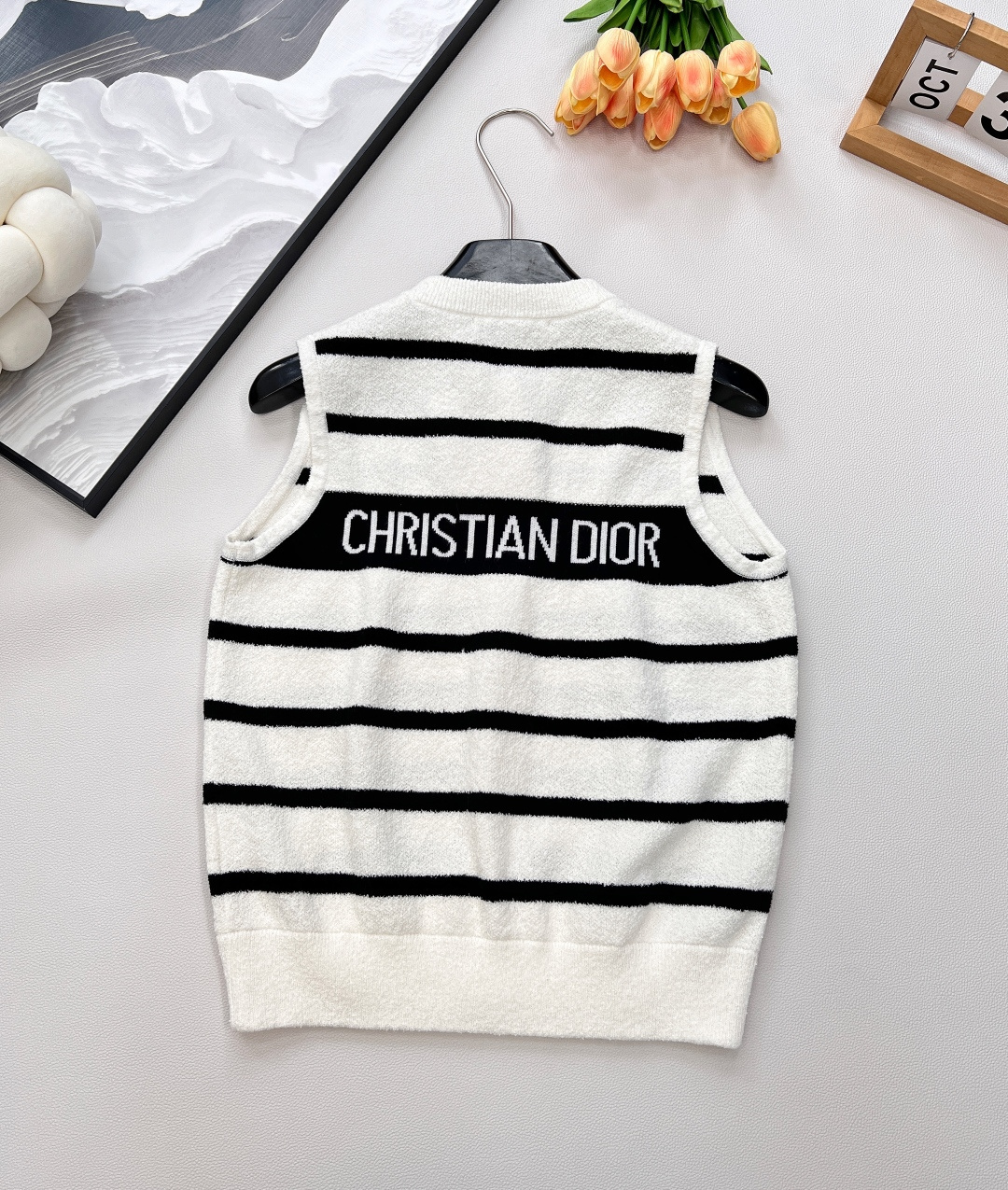 🆕DIOR早秋冬季最新力作——条纹无袖圈圈毛针织背心惊艳登场，✨ 这款背心甄选 100%羊毛面料，柔软亲