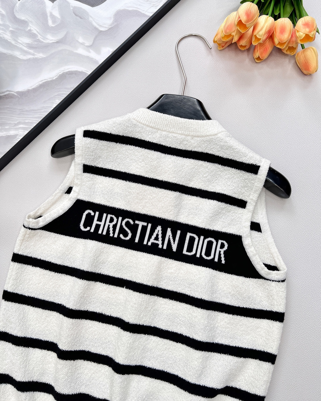 🆕DIOR早秋冬季最新力作——条纹无袖圈圈毛针织背心惊艳登场，✨ 这款背心甄选 100%羊毛面料，柔软亲