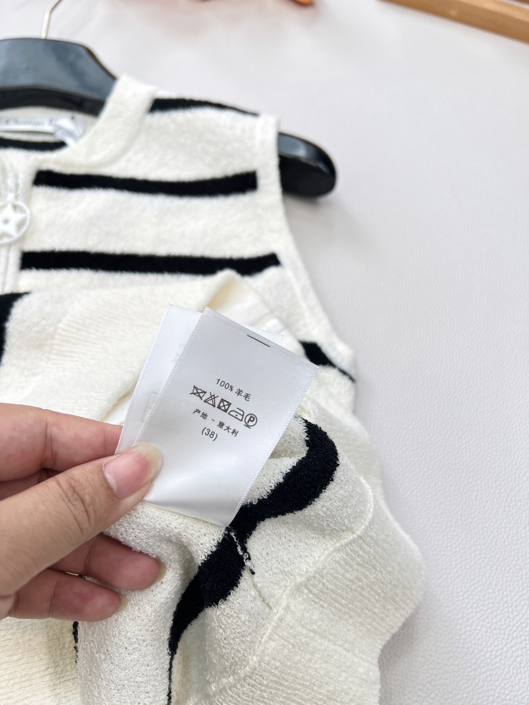 🆕DIOR早秋冬季最新力作——条纹无袖圈圈毛针织背心惊艳登场，✨ 这款背心甄选 100%羊毛面料，柔软亲