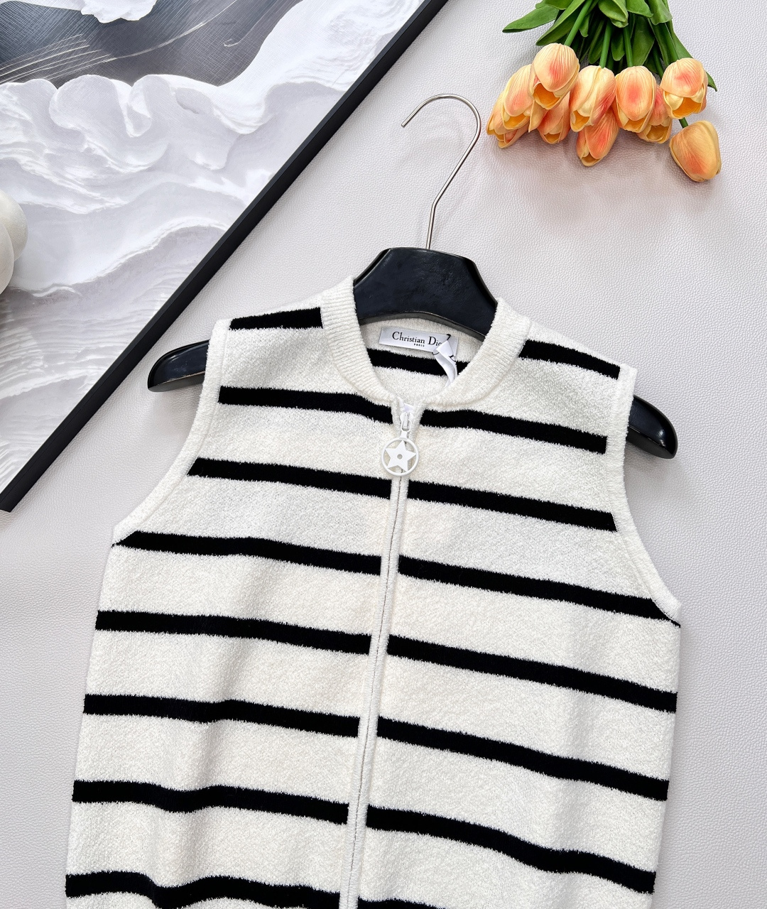🆕DIOR早秋冬季最新力作——条纹无袖圈圈毛针织背心惊艳登场，✨ 这款背心甄选 100%羊毛面料，柔软亲