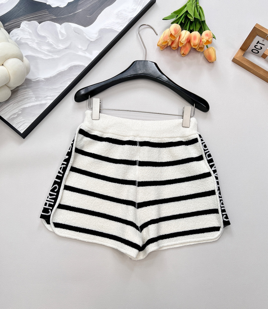 🆕DIOR秋冬新款款条纹短裤， 100%羊毛面料，经典的黑白条纹元素，简约又不失格调，无论是搭配简约白T