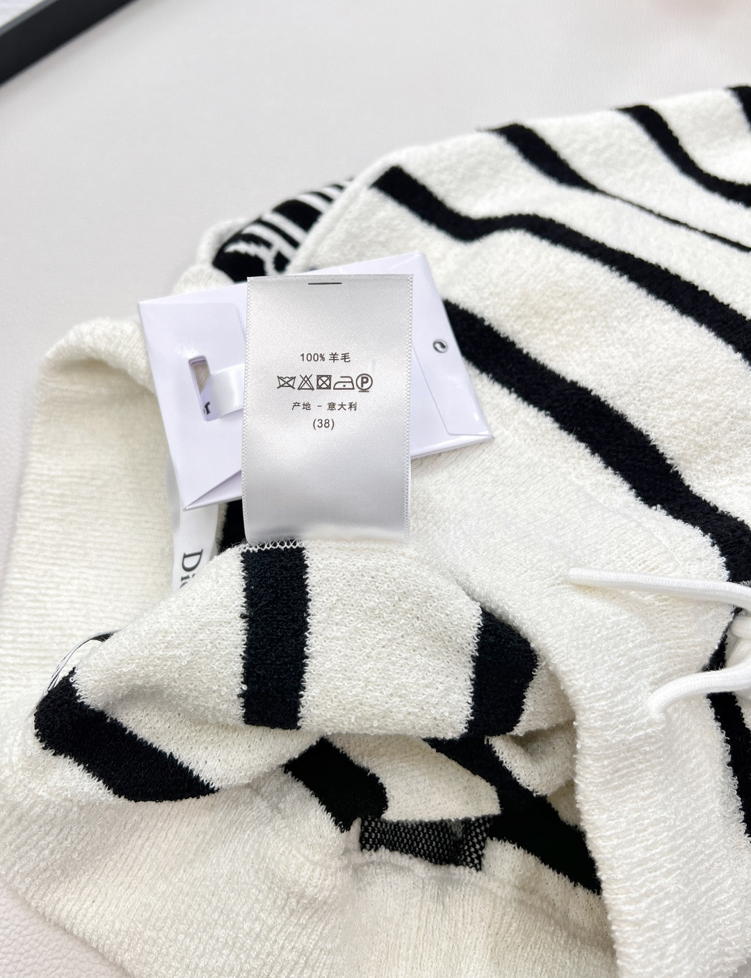 🆕DIOR秋冬新款款条纹短裤， 100%羊毛面料，经典的黑白条纹元素，简约又不失格调，无论是搭配简约白T