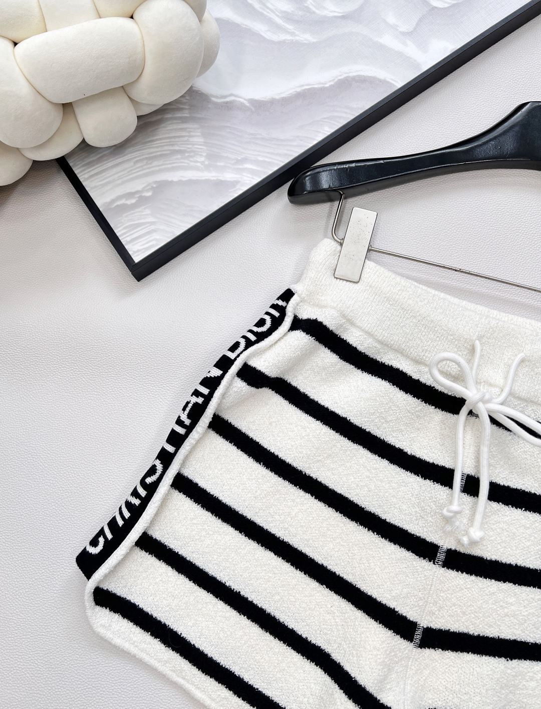 🆕DIOR秋冬新款款条纹短裤， 100%羊毛面料，经典的黑白条纹元素，简约又不失格调，无论是搭配简约白T