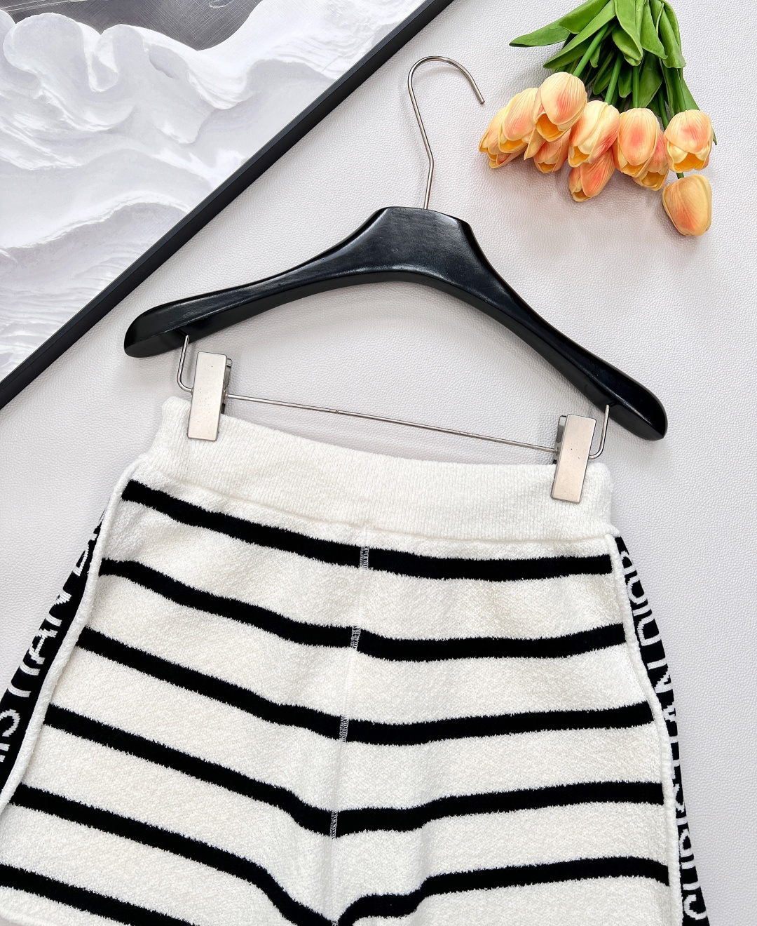 🆕DIOR秋冬新款款条纹短裤， 100%羊毛面料，经典的黑白条纹元素，简约又不失格调，无论是搭配简约白T