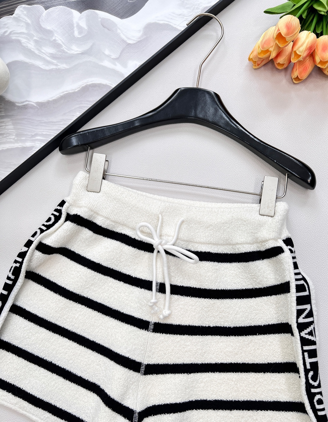 🆕DIOR秋冬新款款条纹短裤， 100%羊毛面料，经典的黑白条纹元素，简约又不失格调，无论是搭配简约白T