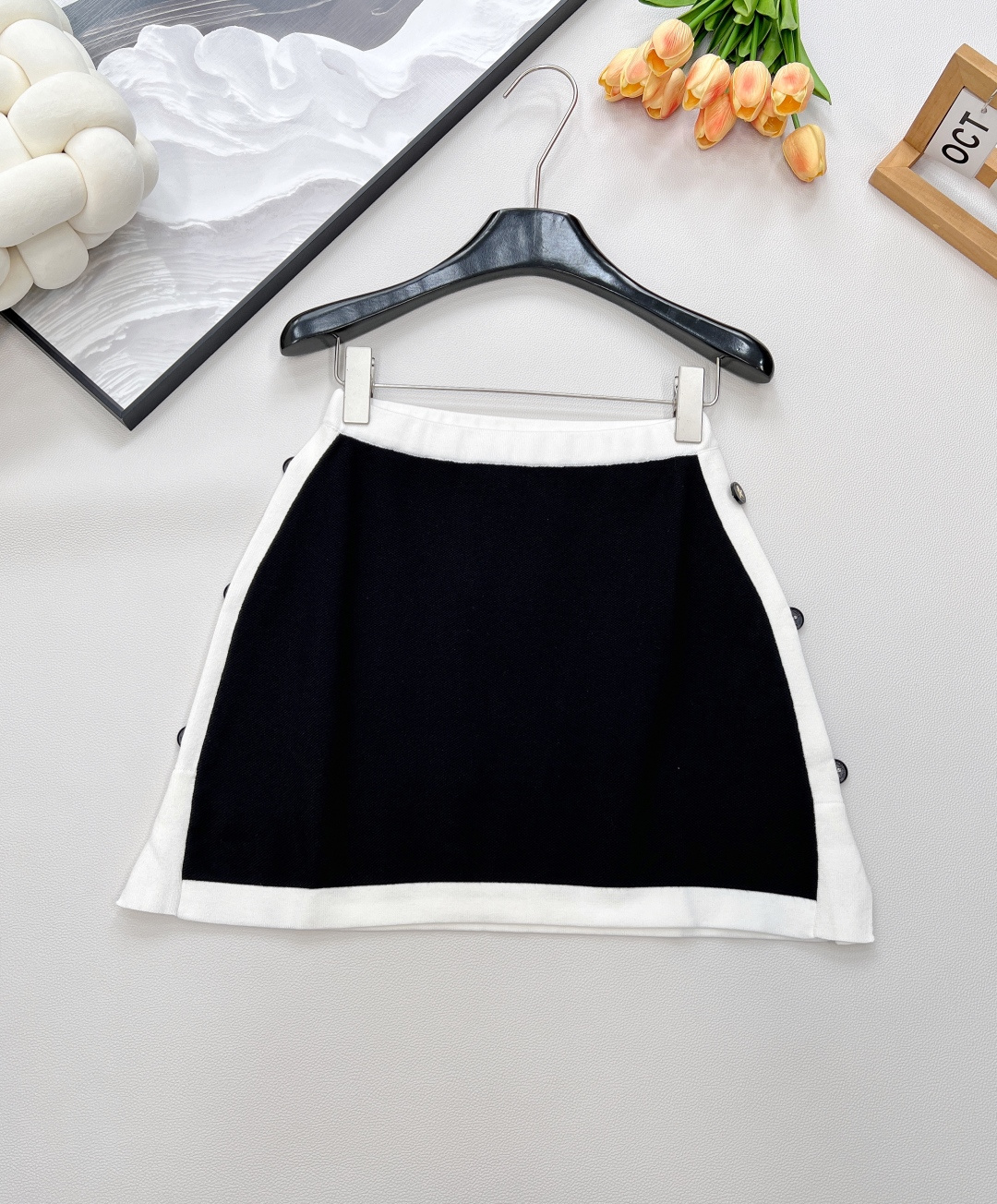 NO:458486,Dior's new black and white color-blocked skirt, classic color matching, neat tailoring and simple design, injecting this classic into the skirt - the black main tone is calm and high-end, the white border outlines neat lines, and the collision explains the balance of elegance and strength, adapts to daily commuting, dates and parties and other diverse scenes, and easily grasps the fashionable atmosphere. The simple button design on the side is a fashionable symbol that highlights taste. The exquisite metal texture echoes Dior's persistence in craftsmanship. Each one seems to hide a fashion password, and it is faintly visible when walking, adding agile details to the overall shape, making simplicity not simple. A skirt is matched with multiple styles, and the style changes with the same series of black and white color-blocked jackets. The complete set of shapes comes with a high-end scene, which is an excellent interpretation of the 'light-familiar style' in the workplace; when worn alone, it is a simple white T to instantly become a slack French style  Girl, or wear a bright top to light up the dull autumn and winter, a skirt, unlock N trends, leading the new fashion trend, three standards are complete, large-scale products are available SML code, Dior, skirts, jackets & coats, alexander wang19860909Dior 全新黑白拼色半裙,经典配色,利落剪裁与简约设计,将这份经典注入半裙——黑色主调沉稳高级,白色镶边勾勒利落线条,碰撞间,诠释优雅与力量的平衡,适配日常通勤、约会聚会等多元场景,轻松拿捏时髦氛围. 侧边简约纽扣设计,更是彰显品味的时尚符号.精致金属质感,呼应 Dior 对工艺的执着,每一颗都似暗藏时尚密码,走动间若隐若现,为整体造型增添灵动细节,让简约不简单. 一裙多搭,风格随变,搭配同系列黑白拼色外套,成套造型自带高级场域,是职场“轻熟风”的绝佳诠释；单穿时,配简约白 T 秒变松弛感法式 girl,或搭亮色上衣点亮沉闷秋冬,一条半裙,解锁 N 种潮流可能,引领穿搭新风尚,三标齐全,大货出 尺码sml 编码,,dior,skirts,jackets & coats,alexander wang,Women's clothing