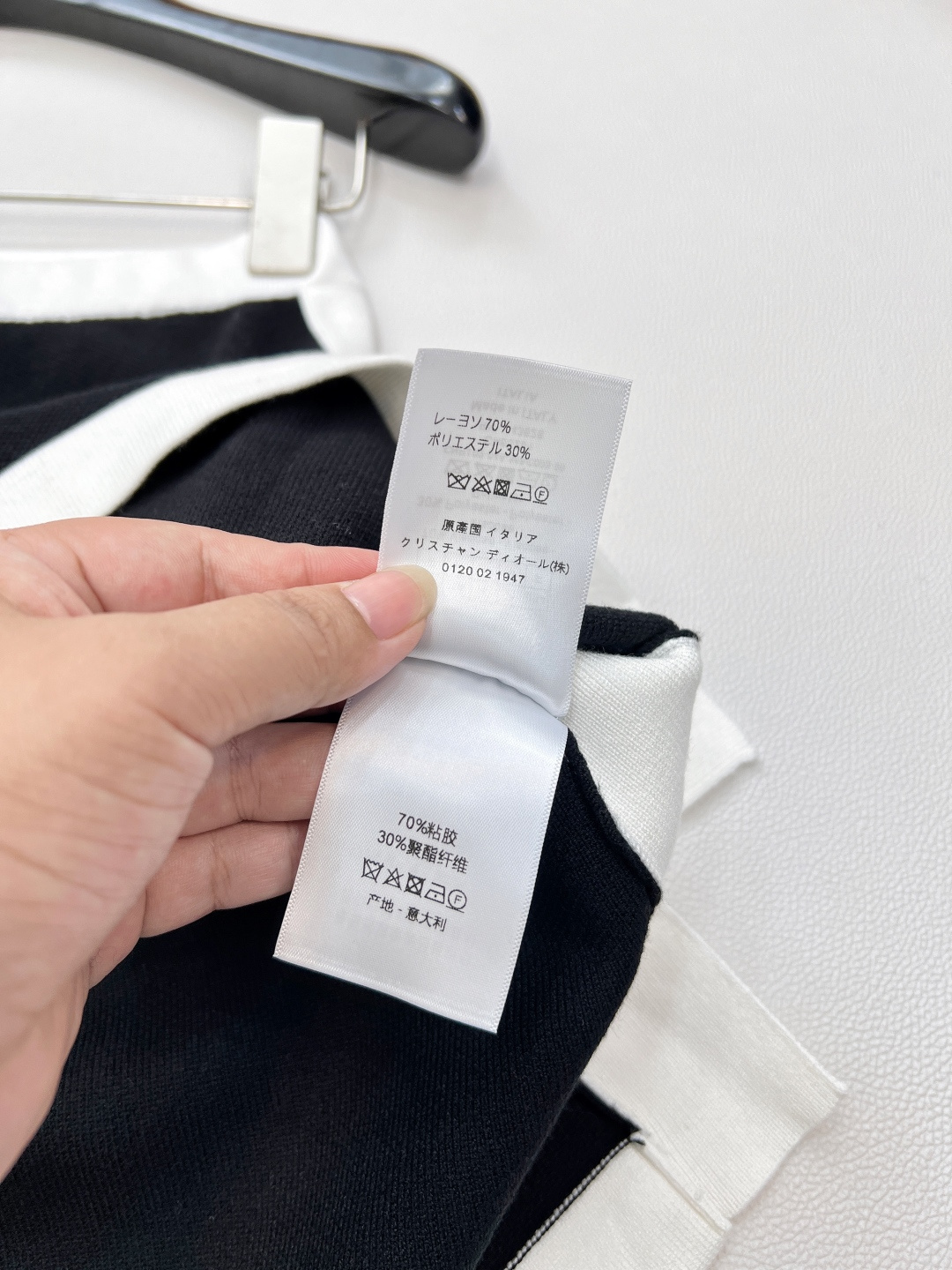 🆕Dior 全新黑白拼色半裙，经典配色，利落剪裁与简约设计，将这份经典注入半裙——黑色主调沉稳高级，白色