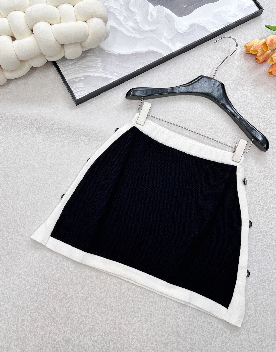 🆕Dior 全新黑白拼色半裙，经典配色，利落剪裁与简约设计，将这份经典注入半裙——黑色主调沉稳高级，白色