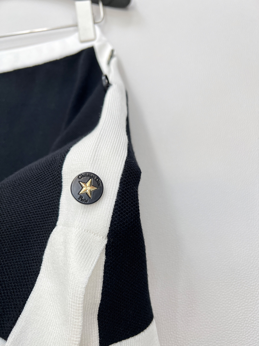 🆕Dior 全新黑白拼色半裙，经典配色，利落剪裁与简约设计，将这份经典注入半裙——黑色主调沉稳高级，白色