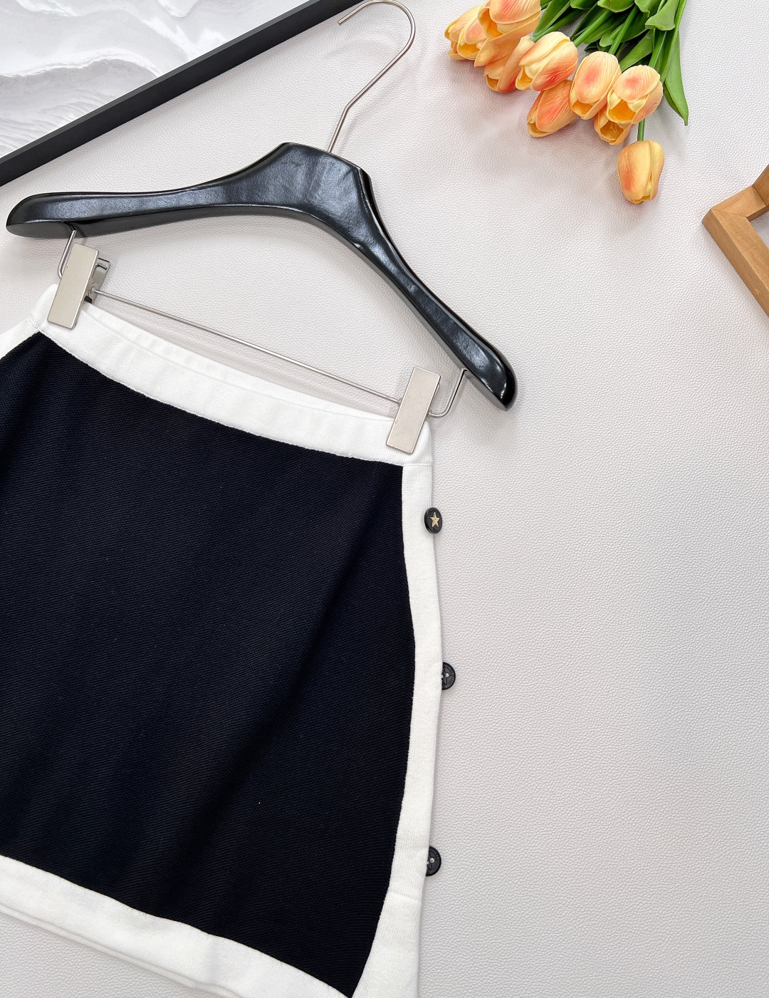 🆕Dior 全新黑白拼色半裙，经典配色，利落剪裁与简约设计，将这份经典注入半裙——黑色主调沉稳高级，白色