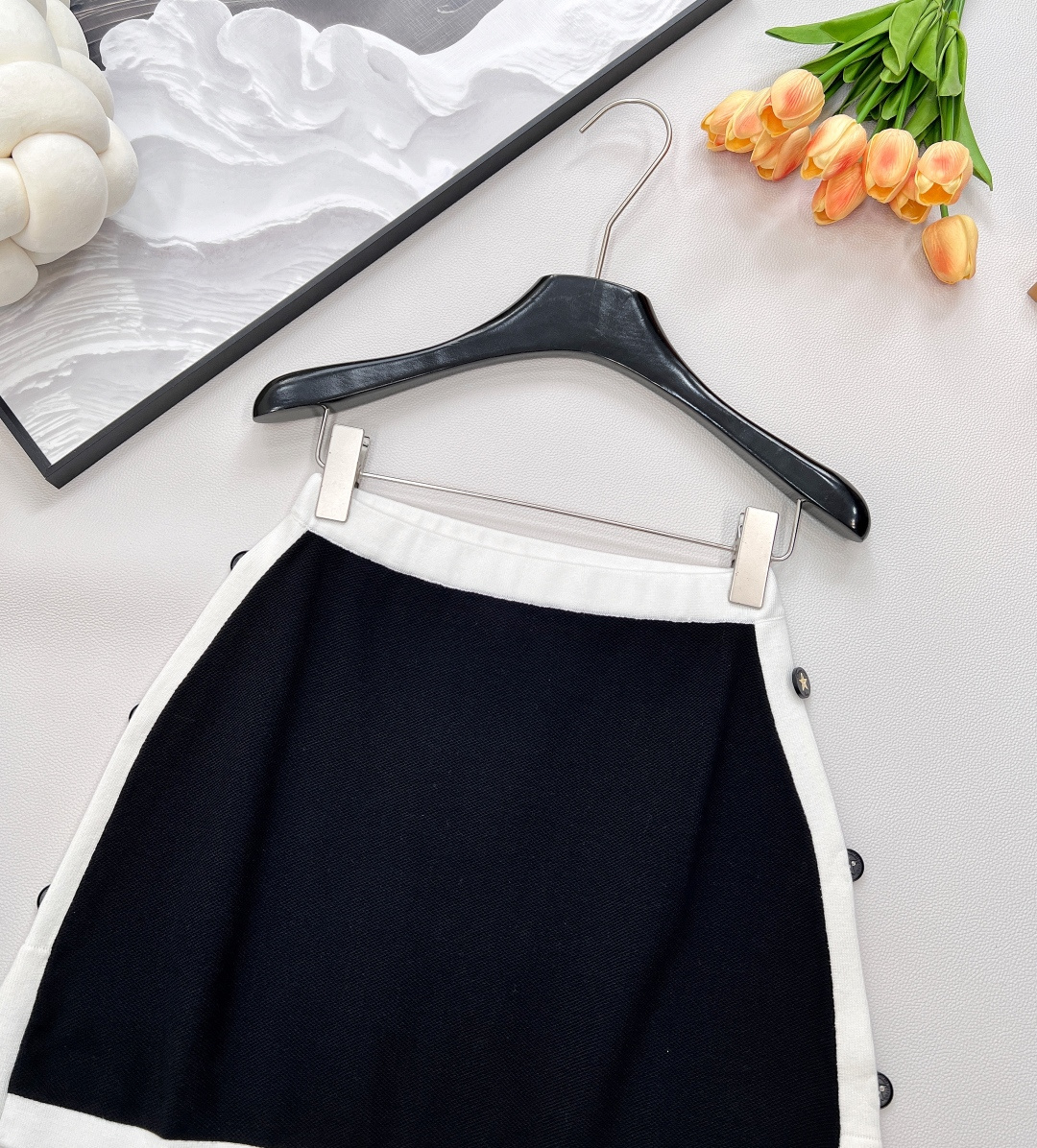 🆕Dior 全新黑白拼色半裙，经典配色，利落剪裁与简约设计，将这份经典注入半裙——黑色主调沉稳高级，白色