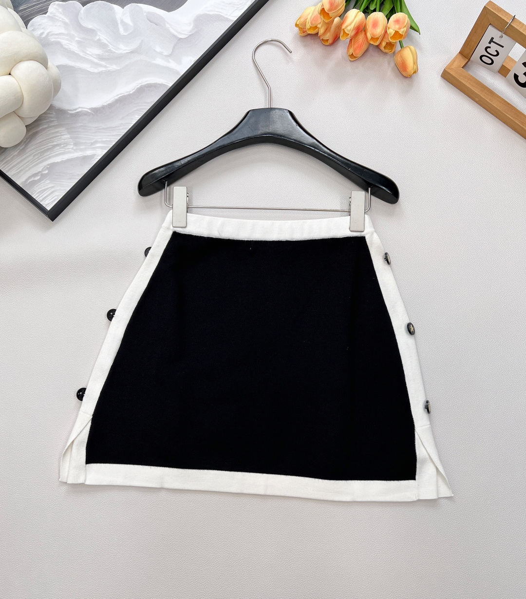 🆕Dior 全新黑白拼色半裙，经典配色，利落剪裁与简约设计，将这份经典注入半裙——黑色主调沉稳高级，白色