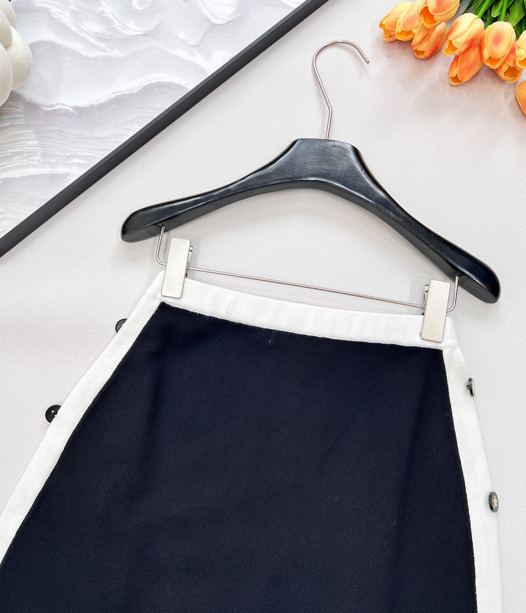 🆕Dior 全新黑白拼色半裙，经典配色，利落剪裁与简约设计，将这份经典注入半裙——黑色主调沉稳高级，白色