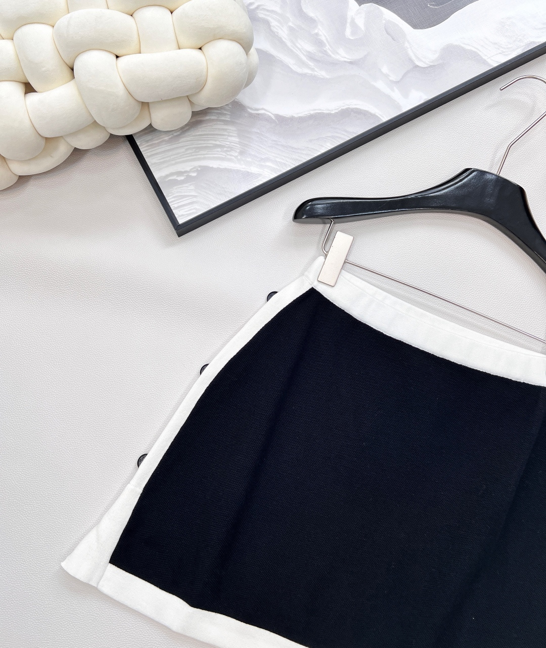 🆕Dior 全新黑白拼色半裙，经典配色，利落剪裁与简约设计，将这份经典注入半裙——黑色主调沉稳高级，白色
