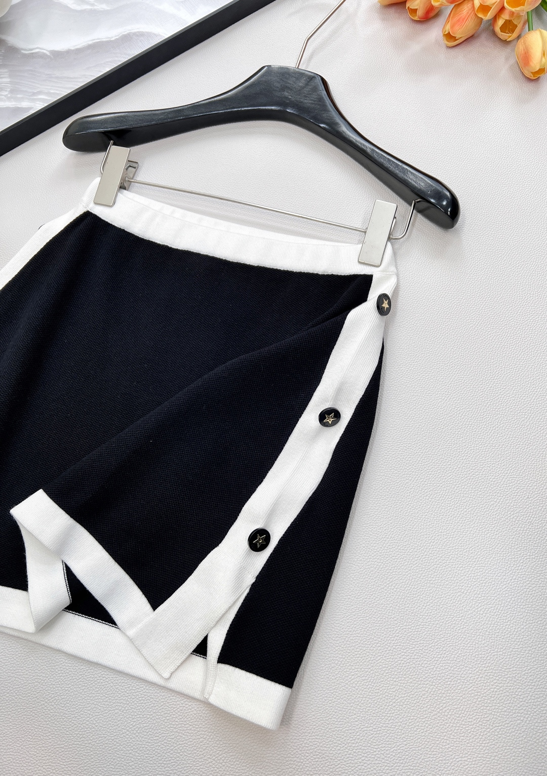 🆕Dior 全新黑白拼色半裙，经典配色，利落剪裁与简约设计，将这份经典注入半裙——黑色主调沉稳高级，白色