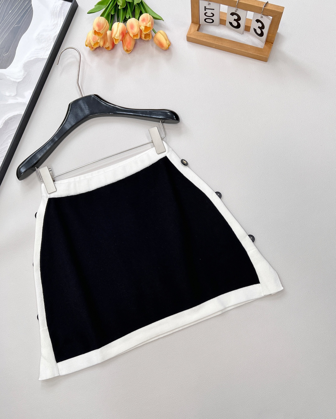 🆕Dior 全新黑白拼色半裙，经典配色，利落剪裁与简约设计，将这份经典注入半裙——黑色主调沉稳高级，白色