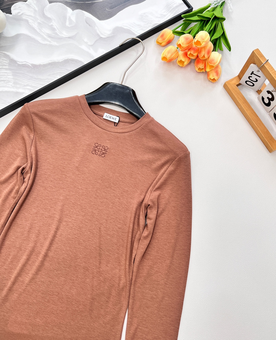 🆕LOEWE秋冬新款高级老钱风莫兰迪色系打底衫长袖T恤，弹力螺纹面料软糯舒适，同色系刺绣小标识点缀，凸显