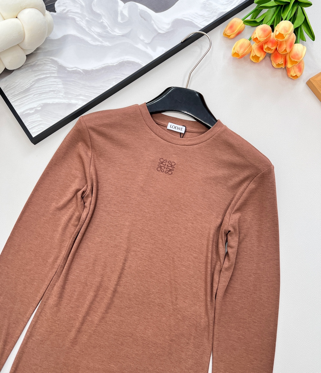 🆕LOEWE秋冬新款高级老钱风莫兰迪色系打底衫长袖T恤，弹力螺纹面料软糯舒适，同色系刺绣小标识点缀，凸显