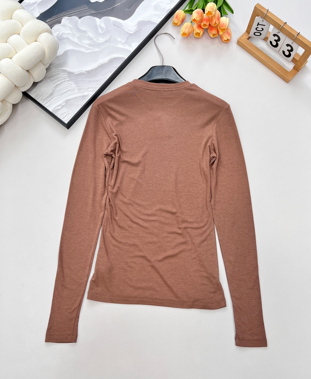 🆕LOEWE秋冬新款高级老钱风莫兰迪色系打底衫长袖T恤，弹力螺纹面料软糯舒适，同色系刺绣小标识点缀，凸显