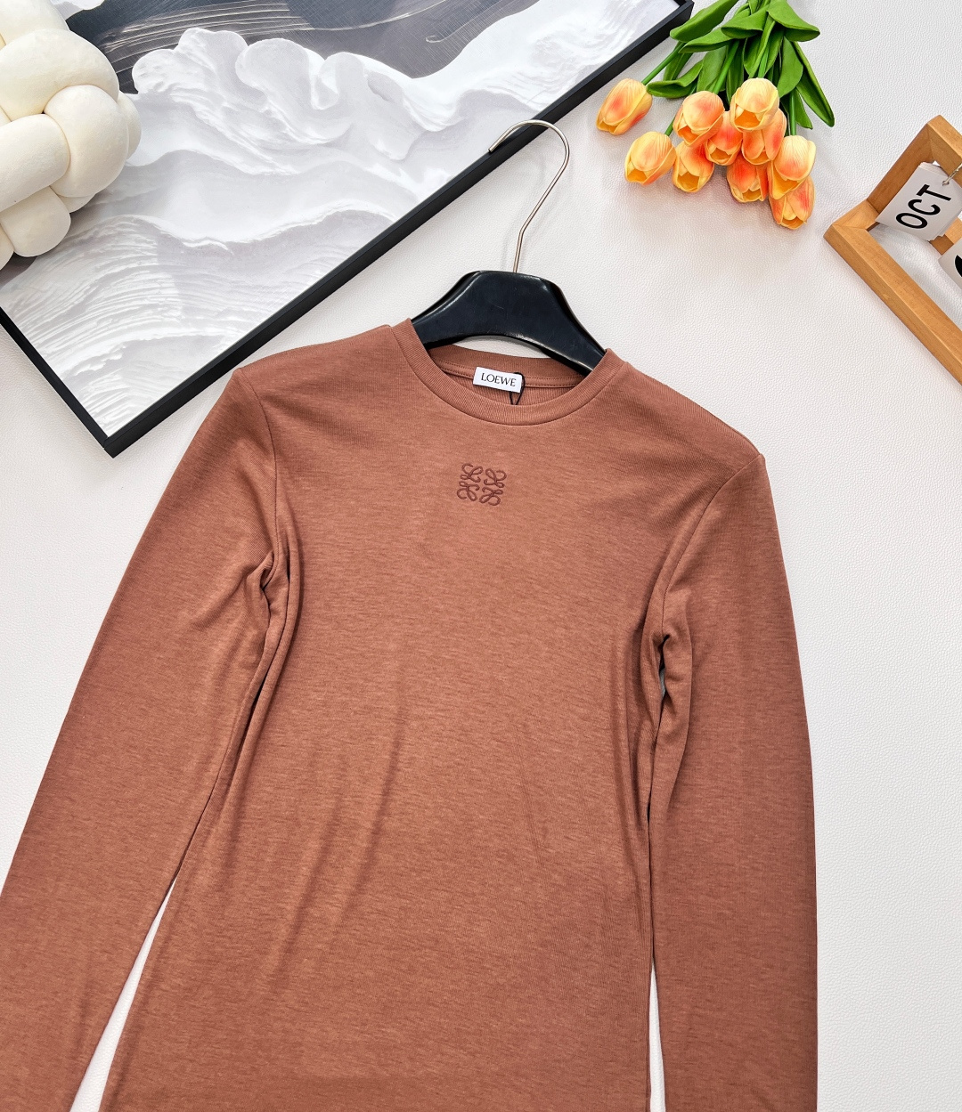 🆕LOEWE秋冬新款高级老钱风莫兰迪色系打底衫长袖T恤，弹力螺纹面料软糯舒适，同色系刺绣小标识点缀，凸显