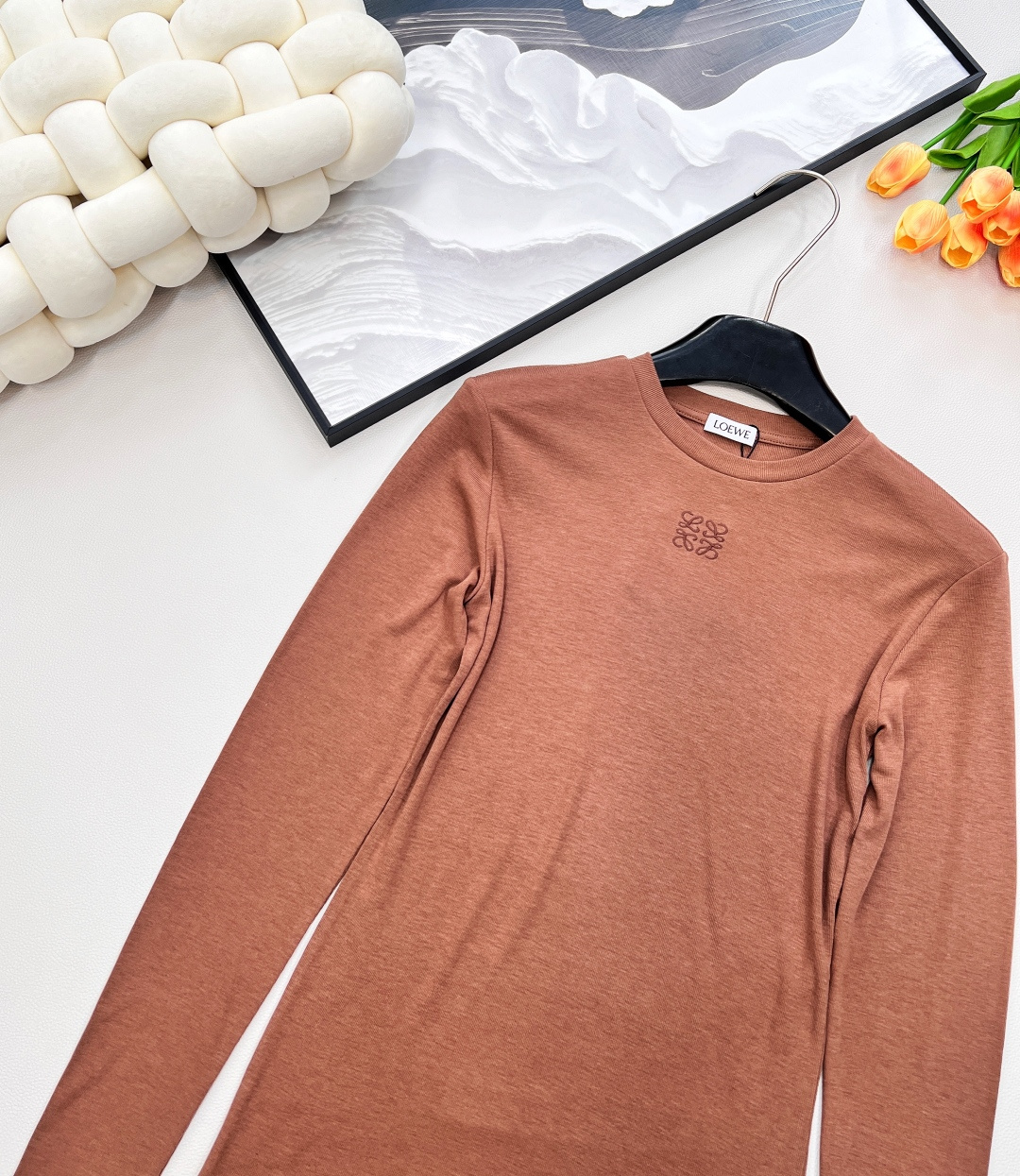 🆕LOEWE秋冬新款高级老钱风莫兰迪色系打底衫长袖T恤，弹力螺纹面料软糯舒适，同色系刺绣小标识点缀，凸显