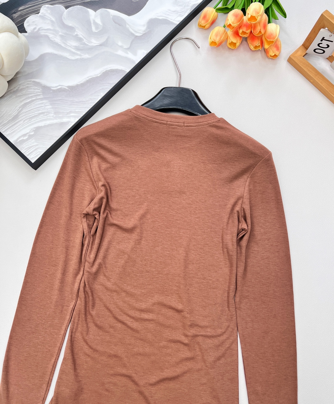 🆕LOEWE秋冬新款高级老钱风莫兰迪色系打底衫长袖T恤，弹力螺纹面料软糯舒适，同色系刺绣小标识点缀，凸显