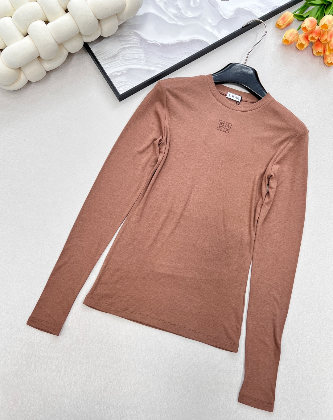 🆕LOEWE秋冬新款高级老钱风莫兰迪色系打底衫长袖T恤，弹力螺纹面料软糯舒适，同色系刺绣小标识点缀，凸显
