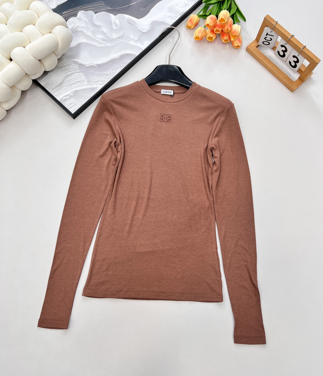 🆕LOEWE秋冬新款高级老钱风莫兰迪色系打底衫长袖T恤，弹力螺纹面料软糯舒适，同色系刺绣小标识点缀，凸显