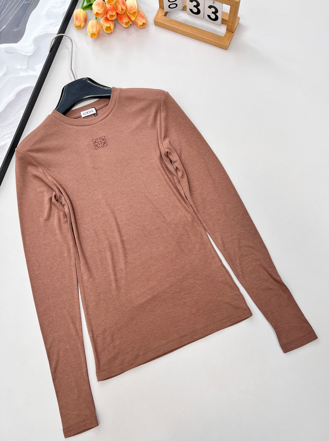 🆕LOEWE秋冬新款高级老钱风莫兰迪色系打底衫长袖T恤，弹力螺纹面料软糯舒适，同色系刺绣小标识点缀，凸显