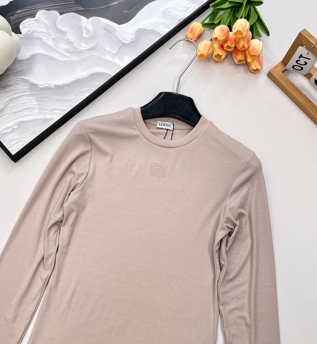 🆕LOEWE秋冬新款高级老钱风莫兰迪色系打底衫长袖T恤，弹力螺纹面料软糯舒适，同色系刺绣小标识点缀，凸显