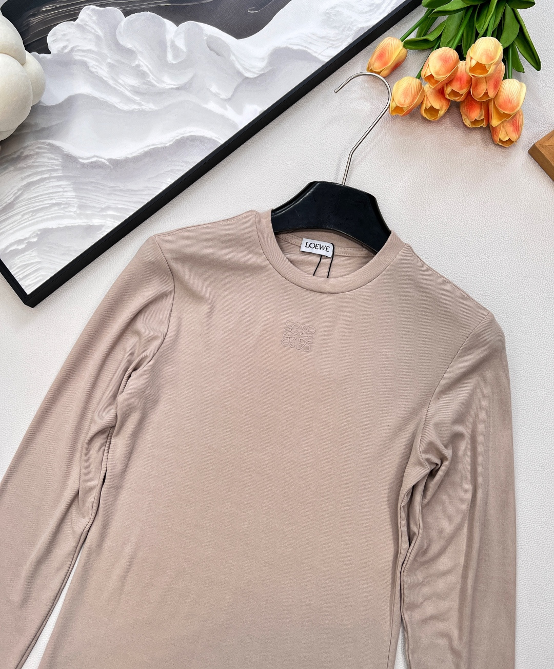 🆕LOEWE秋冬新款高级老钱风莫兰迪色系打底衫长袖T恤，弹力螺纹面料软糯舒适，同色系刺绣小标识点缀，凸显