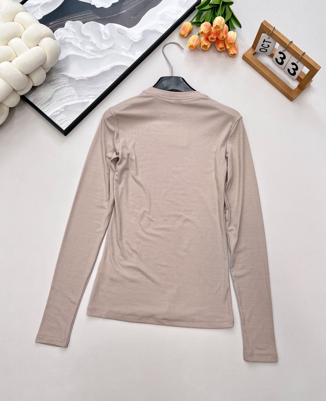 🆕LOEWE秋冬新款高级老钱风莫兰迪色系打底衫长袖T恤，弹力螺纹面料软糯舒适，同色系刺绣小标识点缀，凸显