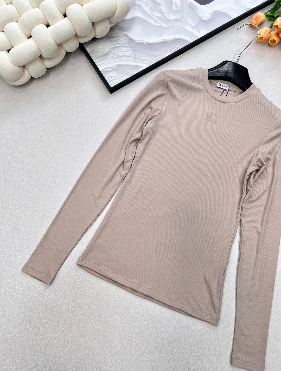 🆕LOEWE秋冬新款高级老钱风莫兰迪色系打底衫长袖T恤，弹力螺纹面料软糯舒适，同色系刺绣小标识点缀，凸显
