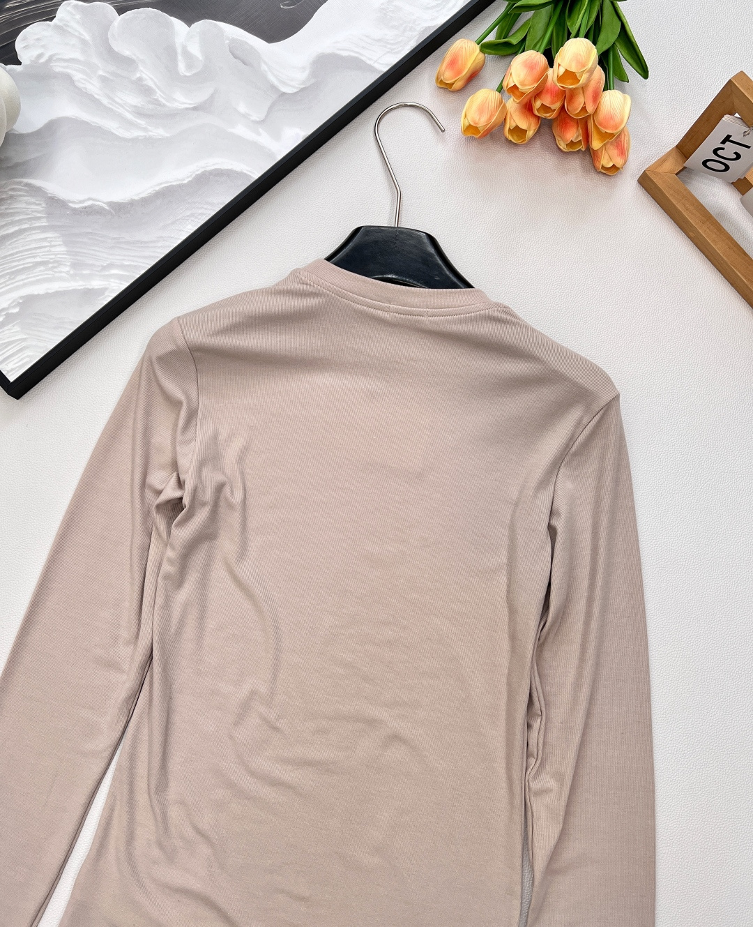 🆕LOEWE秋冬新款高级老钱风莫兰迪色系打底衫长袖T恤，弹力螺纹面料软糯舒适，同色系刺绣小标识点缀，凸显