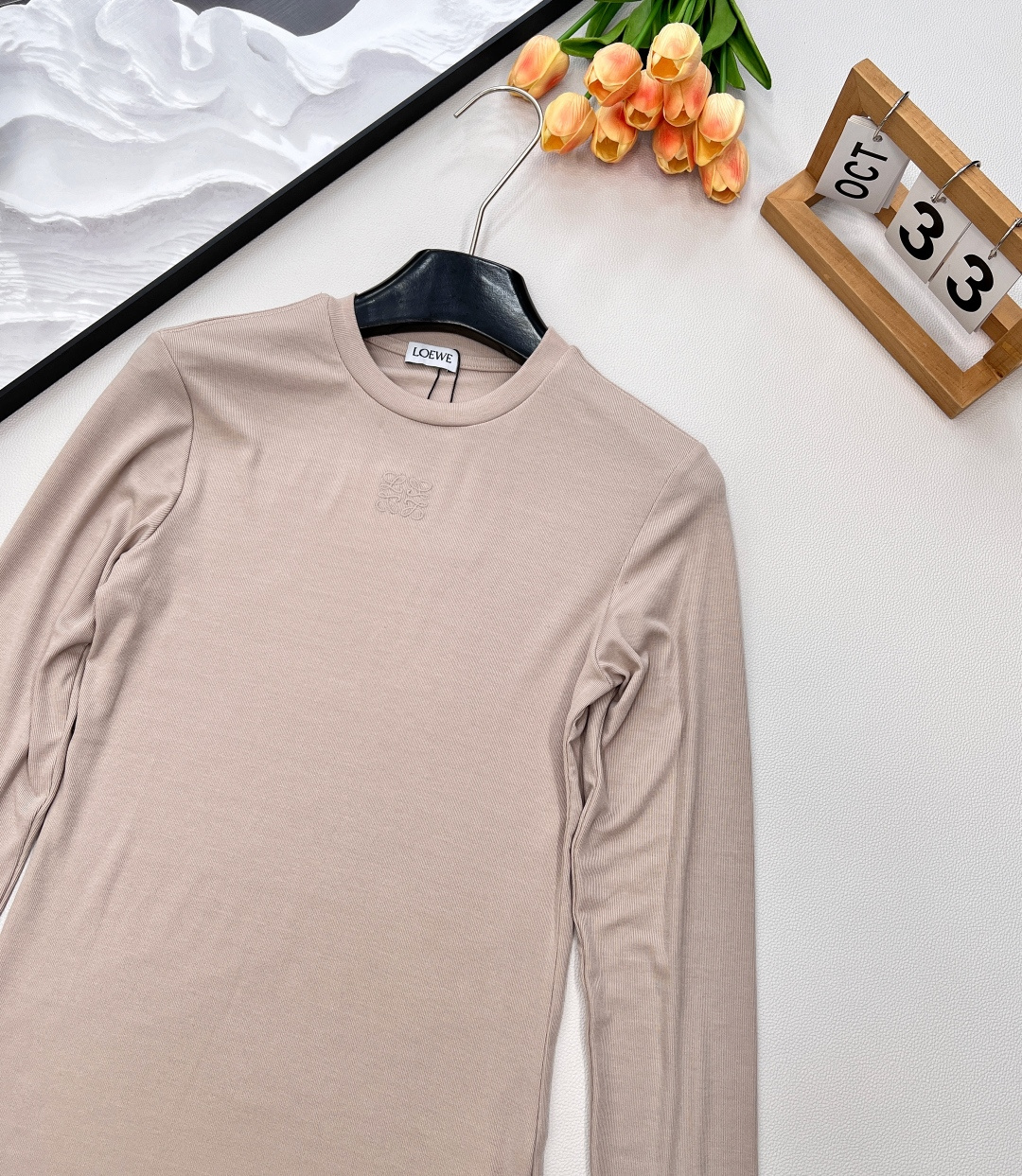 🆕LOEWE秋冬新款高级老钱风莫兰迪色系打底衫长袖T恤，弹力螺纹面料软糯舒适，同色系刺绣小标识点缀，凸显