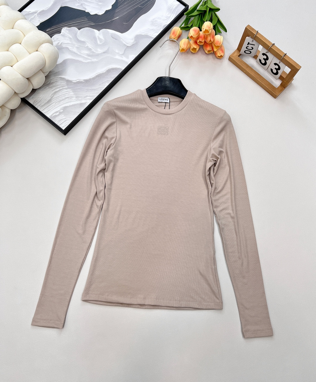 🆕LOEWE秋冬新款高级老钱风莫兰迪色系打底衫长袖T恤，弹力螺纹面料软糯舒适，同色系刺绣小标识点缀，凸显