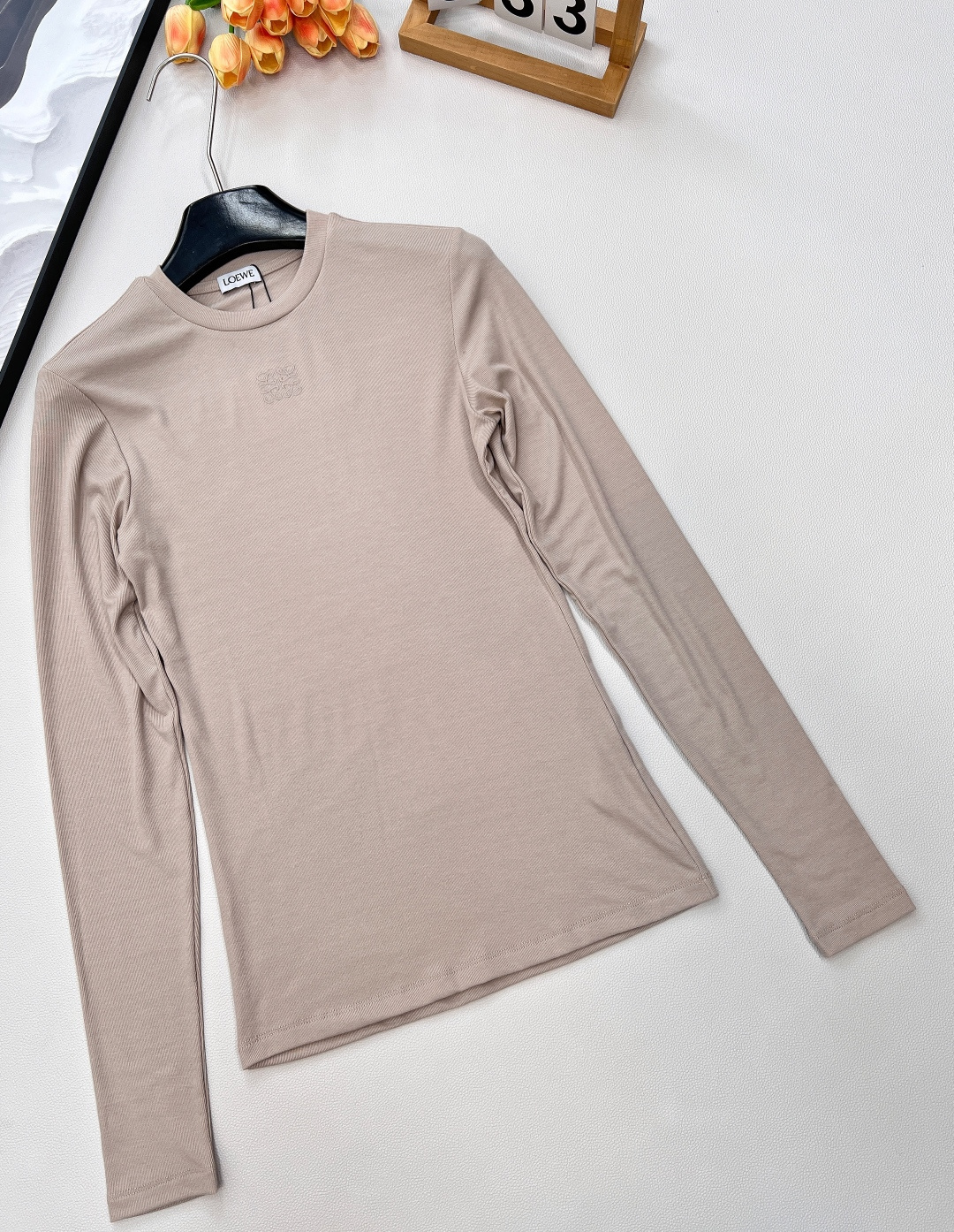 🆕LOEWE秋冬新款高级老钱风莫兰迪色系打底衫长袖T恤，弹力螺纹面料软糯舒适，同色系刺绣小标识点缀，凸显