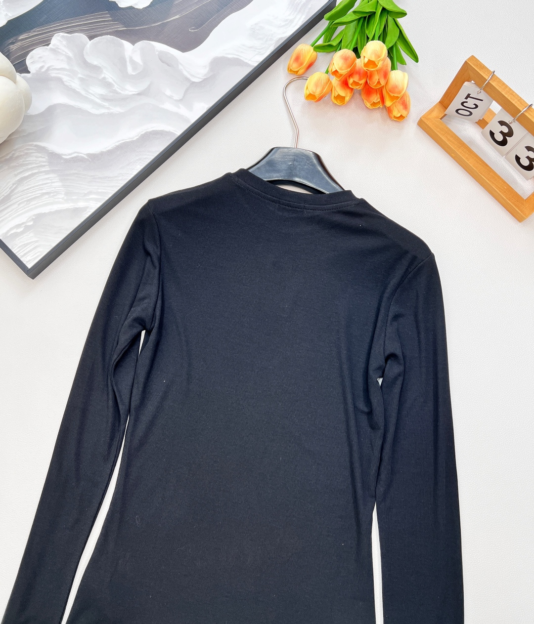 🆕LOEWE秋冬新款高级老钱风莫兰迪色系打底衫长袖T恤，弹力螺纹面料软糯舒适，同色系刺绣小标识点缀，凸显