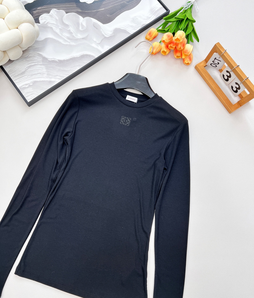 🆕LOEWE秋冬新款高级老钱风莫兰迪色系打底衫长袖T恤，弹力螺纹面料软糯舒适，同色系刺绣小标识点缀，凸显