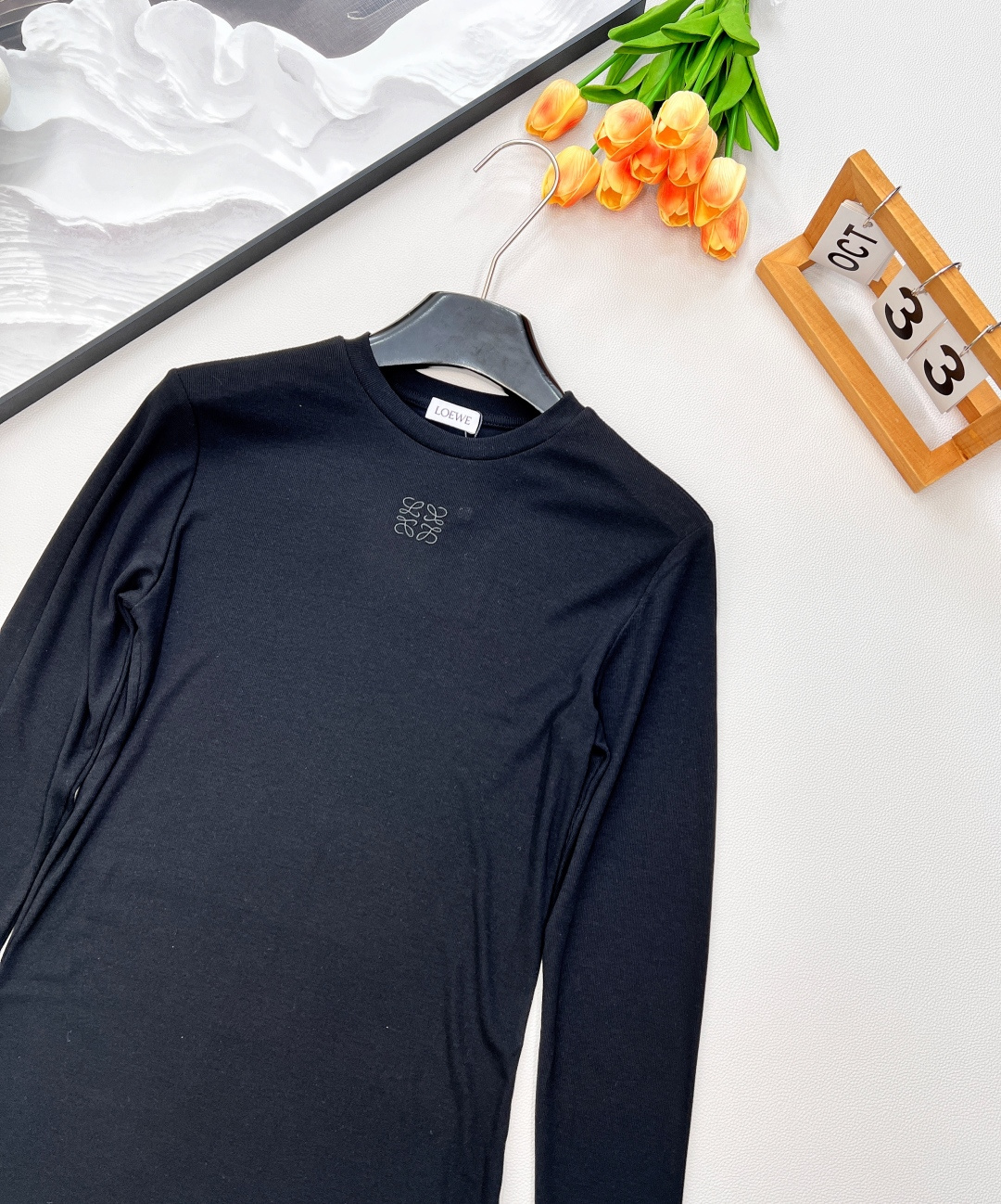 🆕LOEWE秋冬新款高级老钱风莫兰迪色系打底衫长袖T恤，弹力螺纹面料软糯舒适，同色系刺绣小标识点缀，凸显