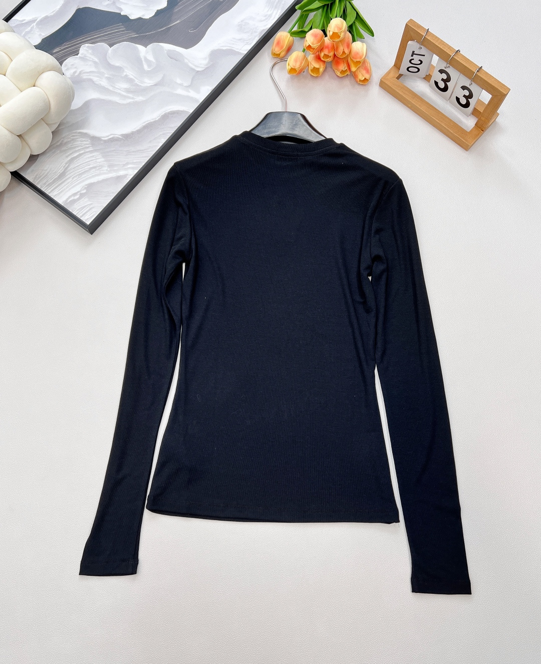 🆕LOEWE秋冬新款高级老钱风莫兰迪色系打底衫长袖T恤，弹力螺纹面料软糯舒适，同色系刺绣小标识点缀，凸显