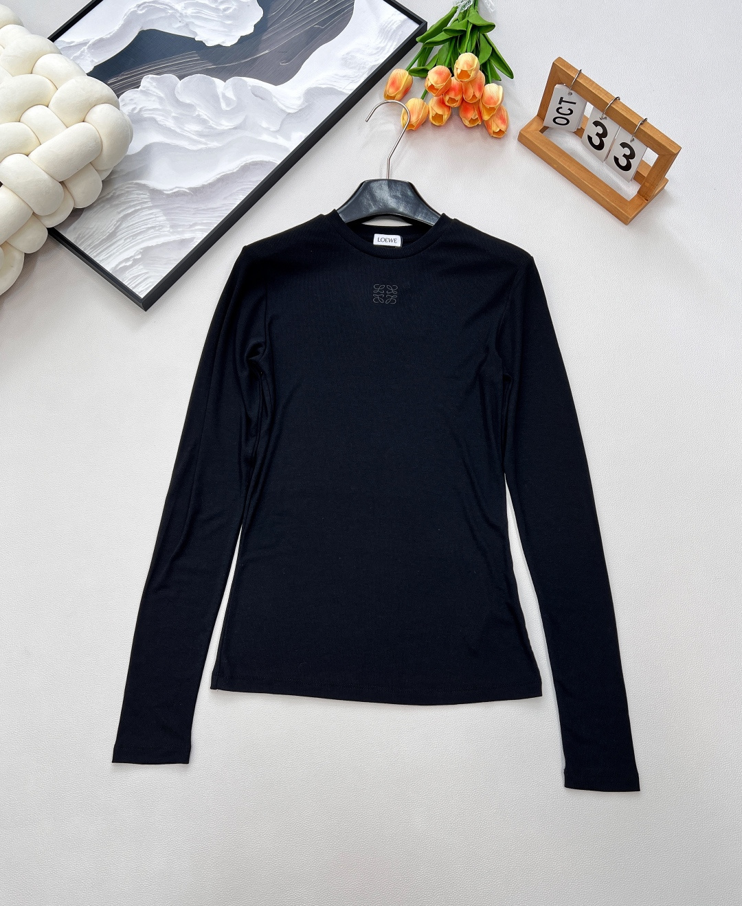 🆕LOEWE秋冬新款高级老钱风莫兰迪色系打底衫长袖T恤，弹力螺纹面料软糯舒适，同色系刺绣小标识点缀，凸显