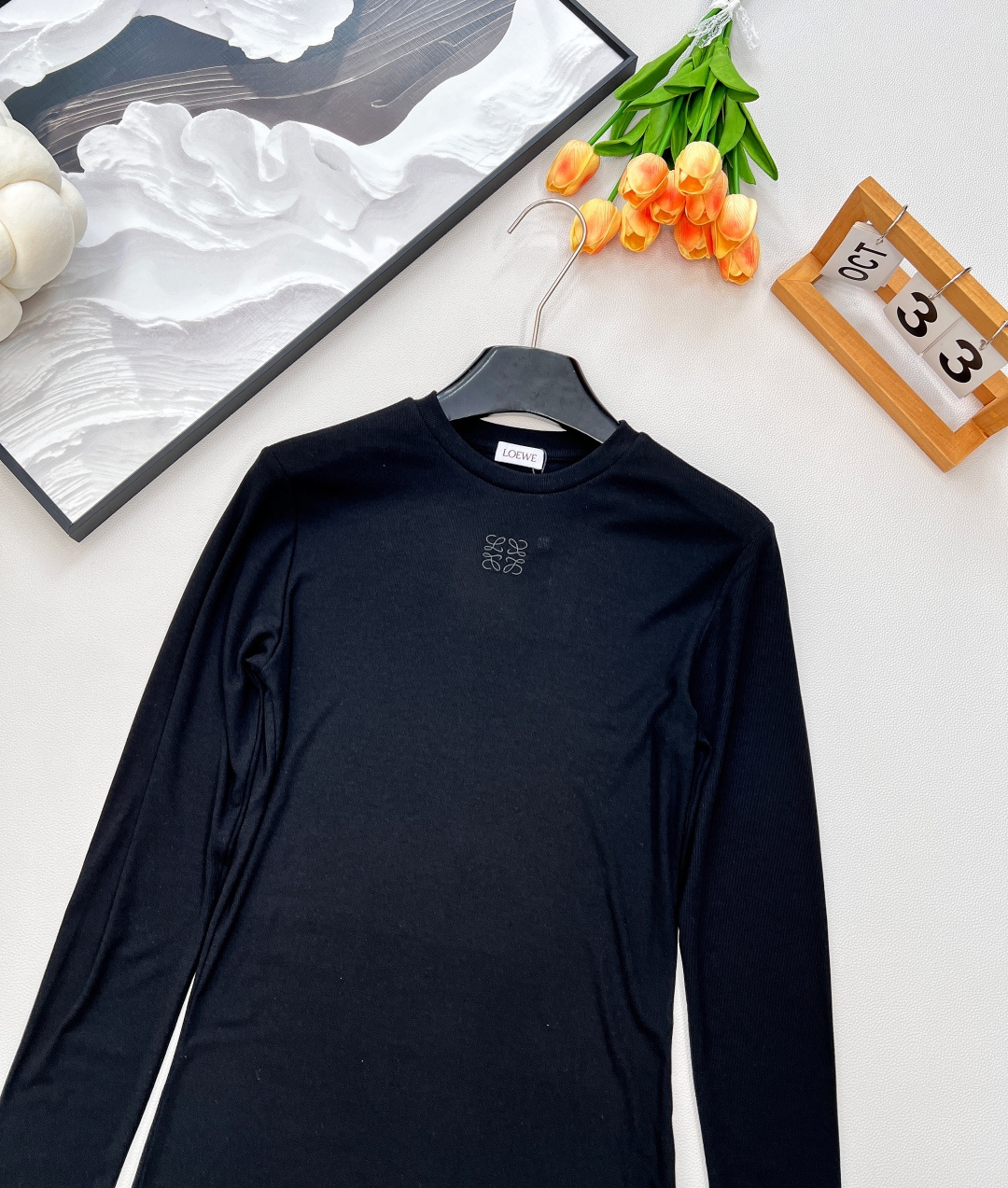🆕LOEWE秋冬新款高级老钱风莫兰迪色系打底衫长袖T恤，弹力螺纹面料软糯舒适，同色系刺绣小标识点缀，凸显