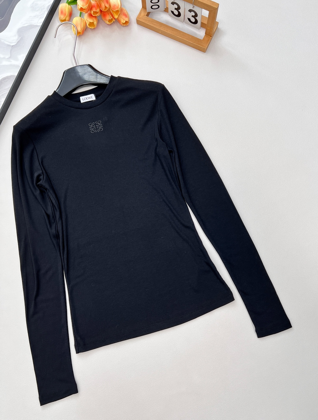 🆕LOEWE秋冬新款高级老钱风莫兰迪色系打底衫长袖T恤，弹力螺纹面料软糯舒适，同色系刺绣小标识点缀，凸显